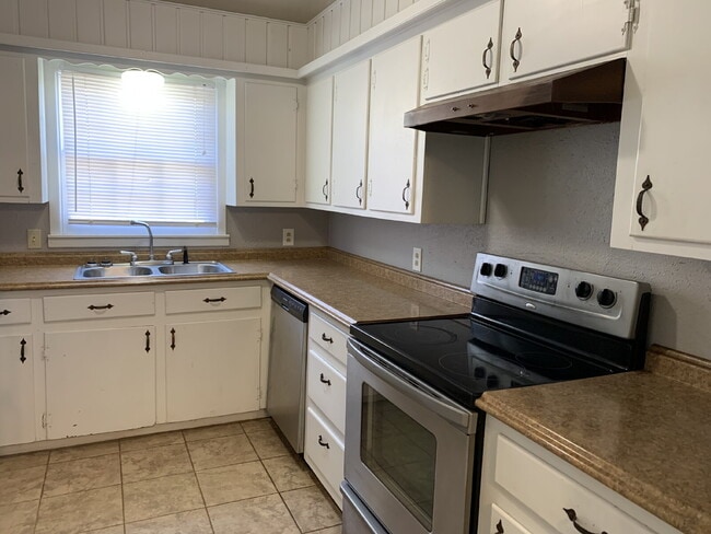 Building Photo - Cute Cottage Style Duplex in Great Location