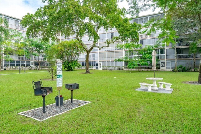 Foto del edificio - 950 Hillcrest Dr