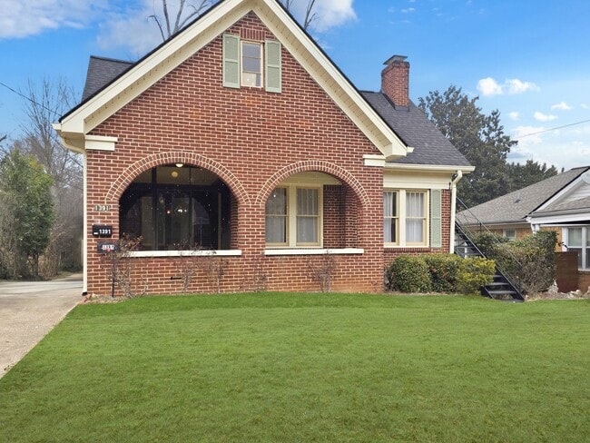 Building Photo - Charming East Point Duplex with Modern Updates & Private Yard - Housing Vouchers accepted