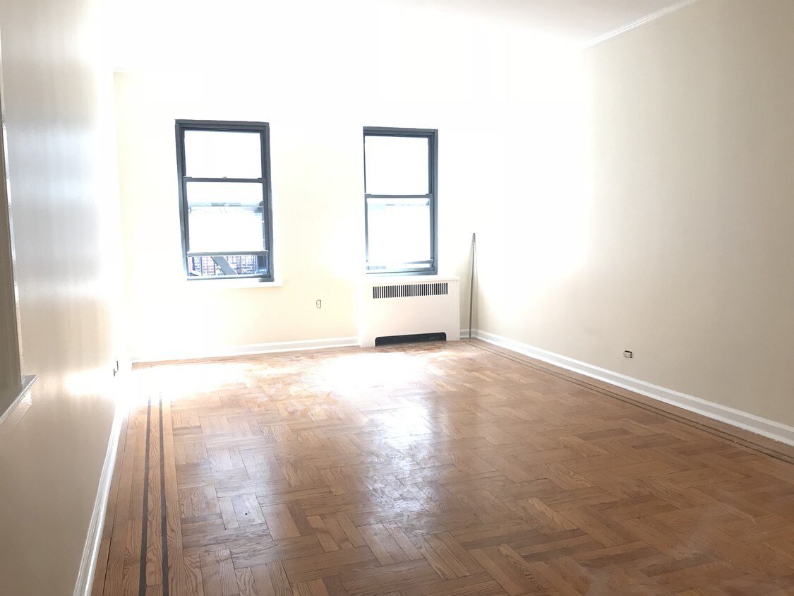 Primary Photo - 122 E 24th St