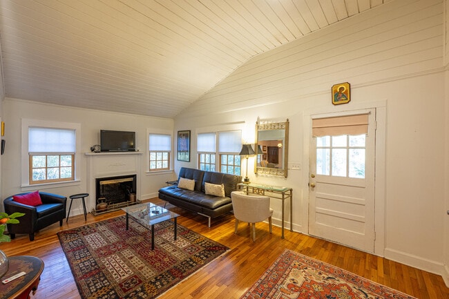 Building Photo - 566 Newberry St SW