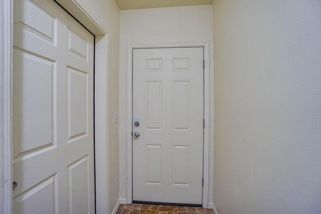 Building Photo - THREE BEDROOM TOWNHOUSE