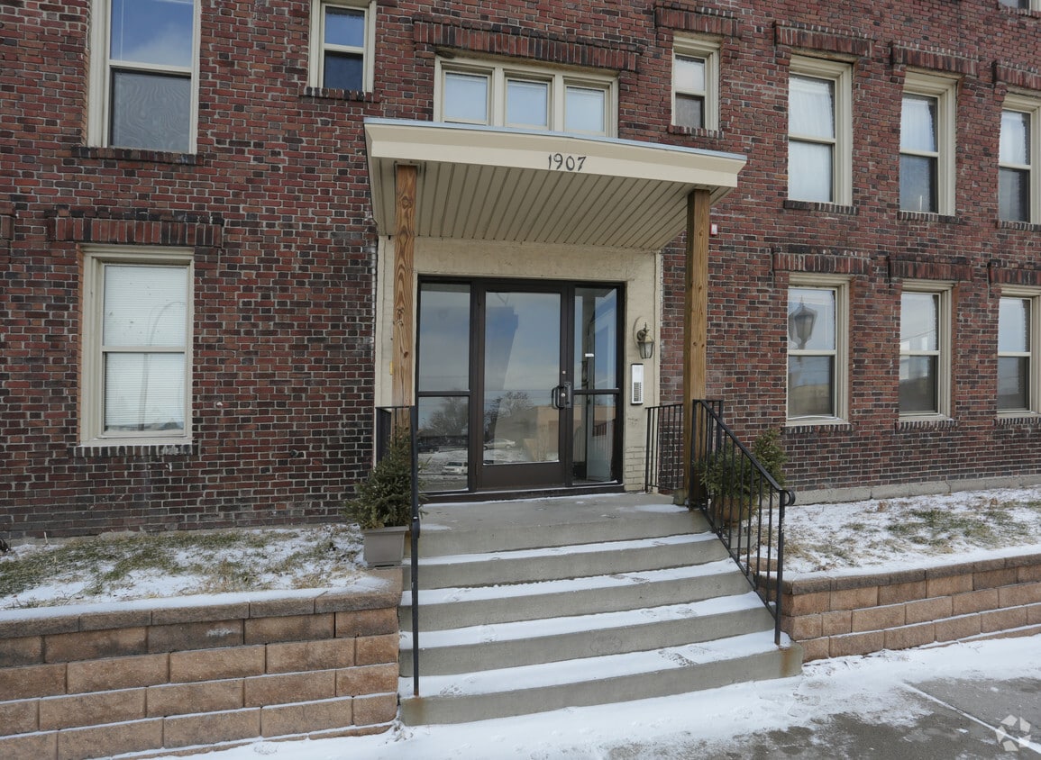 Building Photo - 1907 Lyndale Ave S