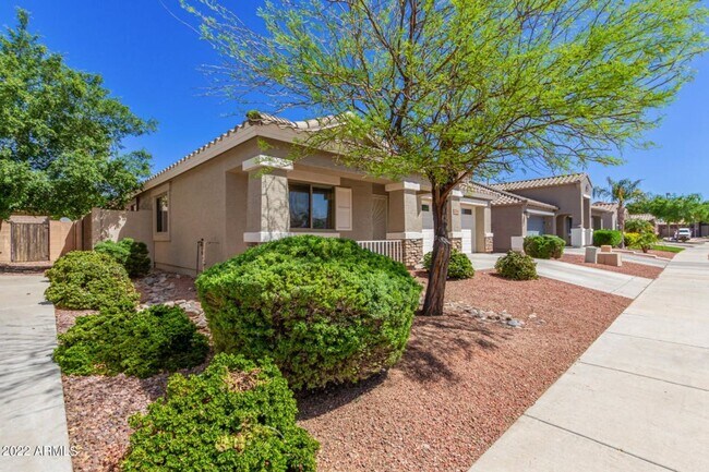 Foto del edificio - Gorgeous 4 Bedroom Home w/Energy Saving Solar