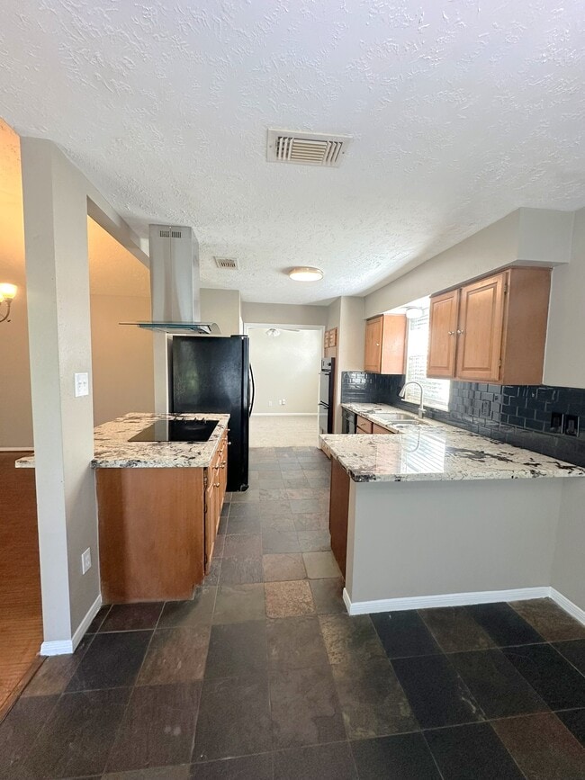 Building Photo - 21314 Highland Knolls Dr