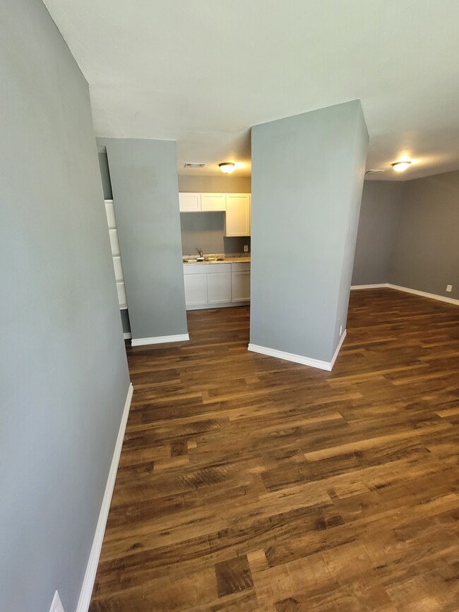 Building Photo - 525 E Caney St