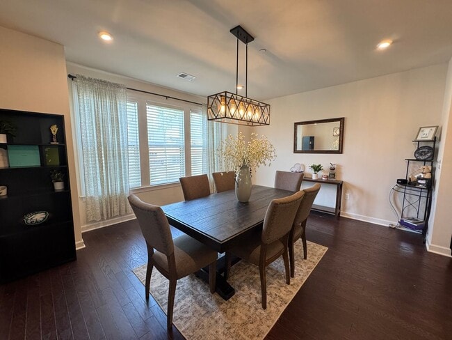 Building Photo - Luxurious 3 Bed 2.5 Bath Interior Townhome...