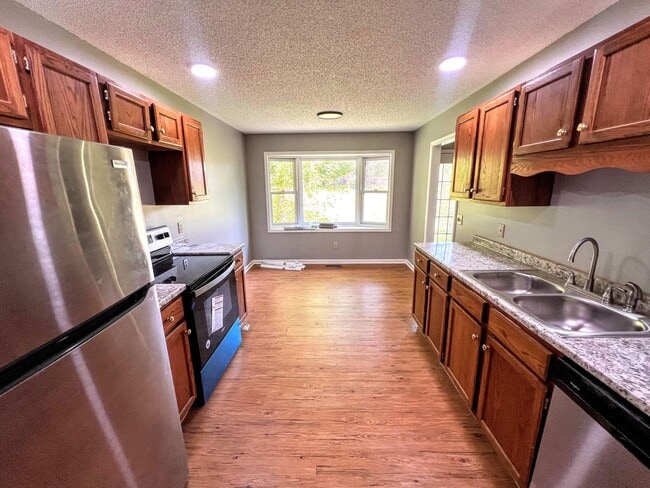 Building Photo - 1404 Valleywood Dr