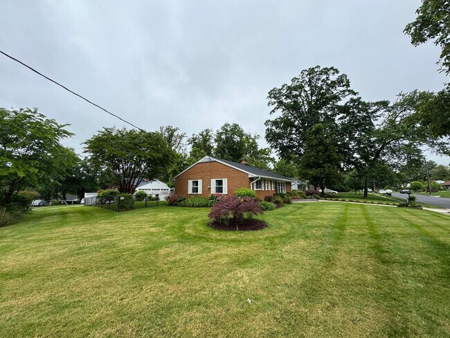 Foto del edificio - Gorgeous 3 Bed 1.5 Bath Single-Family Home...