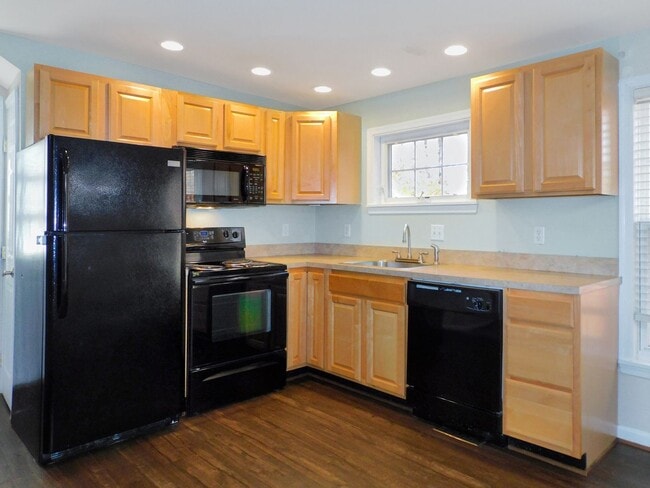 Building Photo - 37006 W Lakeland Dr