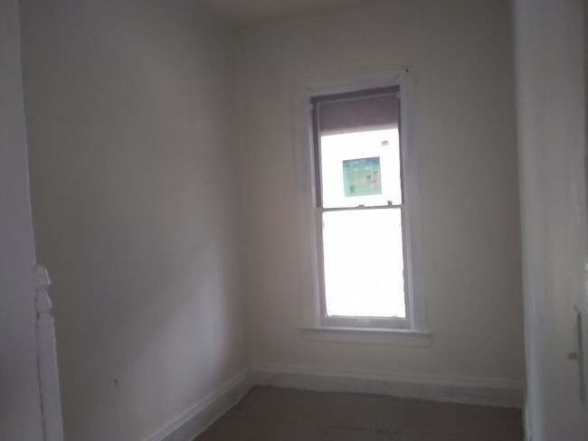 Building Photo - 1425 S. 38th Street - 2 Bedroom Lower