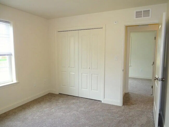 Foto del edificio - 256 Wildflower Dr