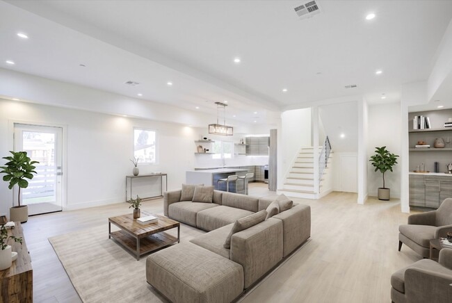 Foto del edificio - 5639 Riverton Ave