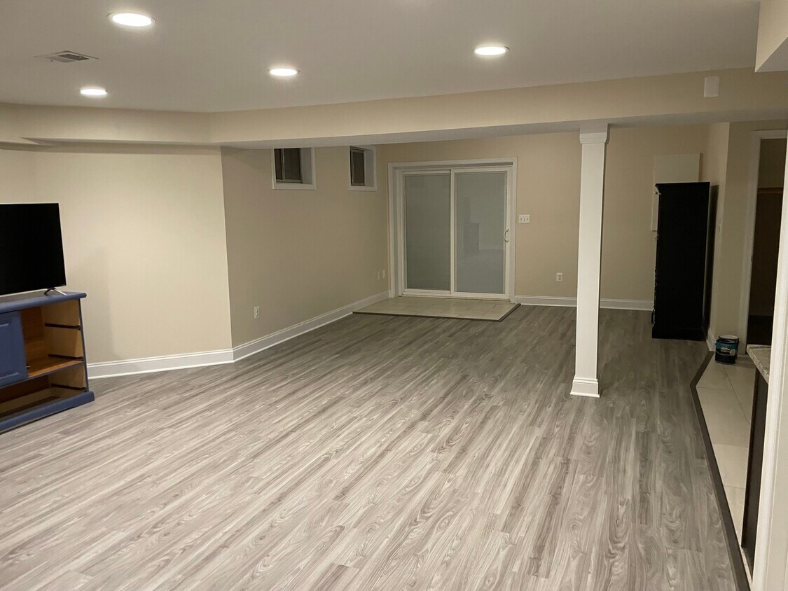 Brand new, laminate flooring, all new caulking, all repainted - 4898 Sunset Ln