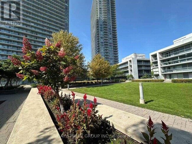 Photo du bâtiment - 275-2275 Yorkland Rd