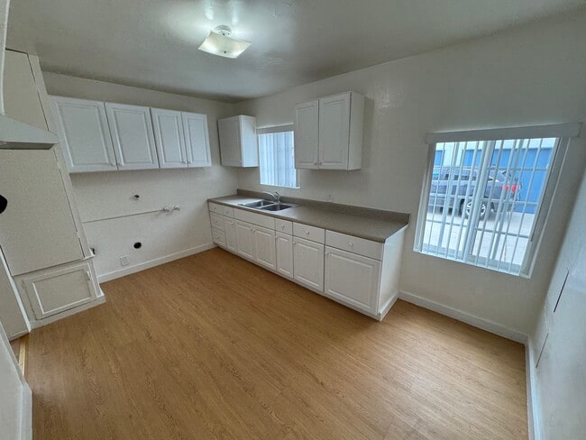 Building Photo - 5566 Kinston Ave