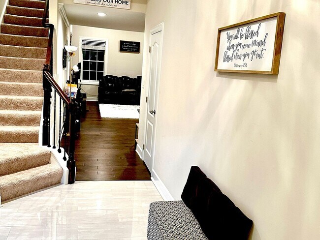 Foto del edificio - 3 Bedroom semi furnished Duplex type House in Imperial