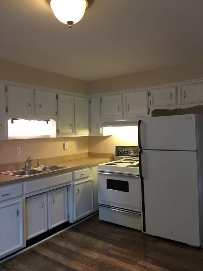 Building Photo - 2 br, 1 bath Apartment - 10400 Deering Road
