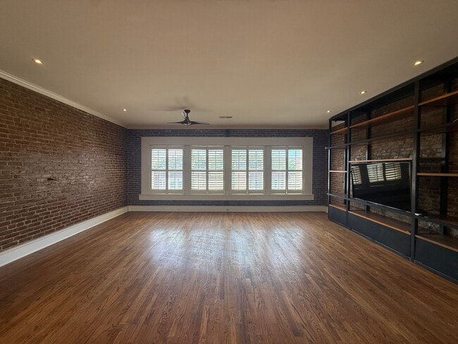Building Photo - Completely Renovated Downtown Memphis Loft with Rooftop Skyline Views.