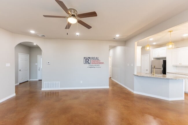 Building Photo - Modern Glen Rose Home with Open Layout