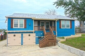 Building Photo - 425 Parland Pl