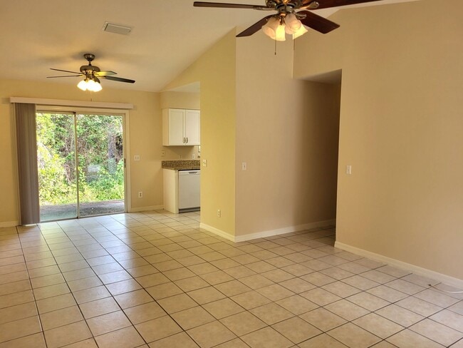 Foto del edificio - Two Bed/Two Bath~Bright & Clean~One Car Garage~Yard