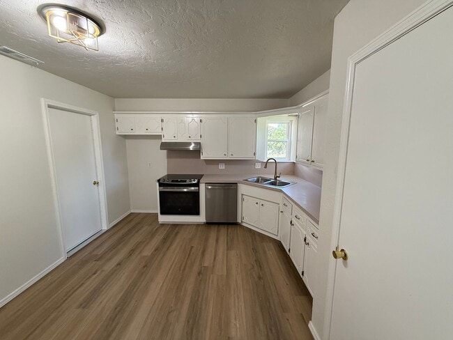 Building Photo - Brand new appliances, flooring, paint, and...