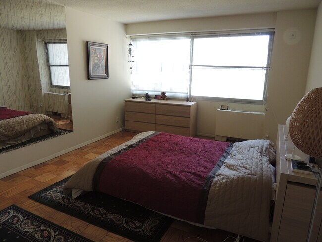 bedroom - 5500 Friendship Blvd