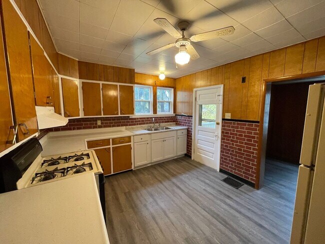 Foto del edificio - 2549 Elmwood St