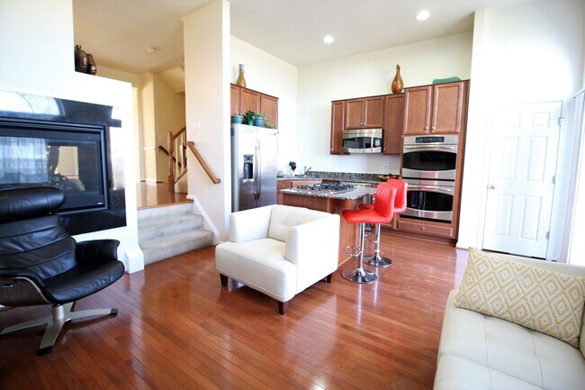 Foto del edificio - Spectacular Deal! Gorgeous Townhouse in So...