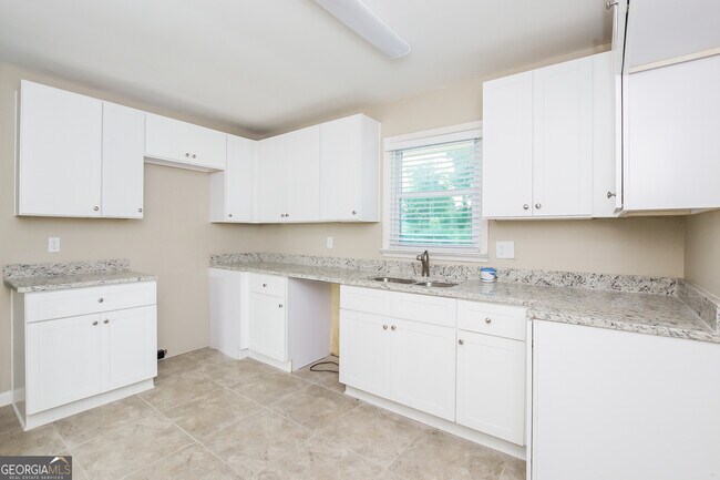 Building Photo - 418 Smyrna Powder Springs Rd SW