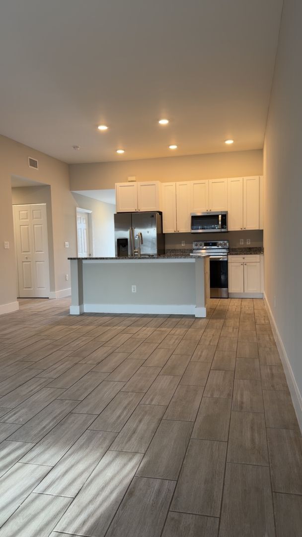 Foto del edificio - Duplex for rent on freshwater canal