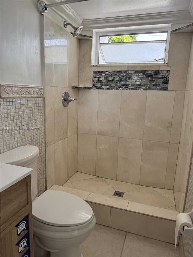 Building Photo - 1407 NE 56th St