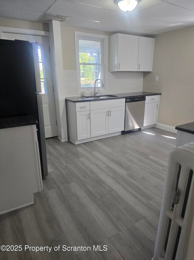 Foto del edificio - 323 Larch St