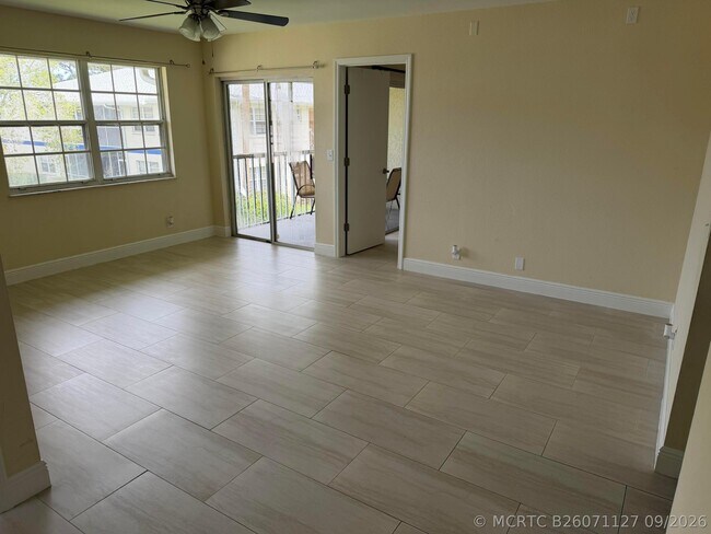 Building Photo - 1512 SE Royal Green Cir