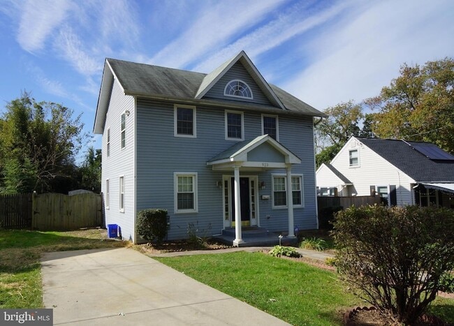 Building Photo - 923 Lewis Ave