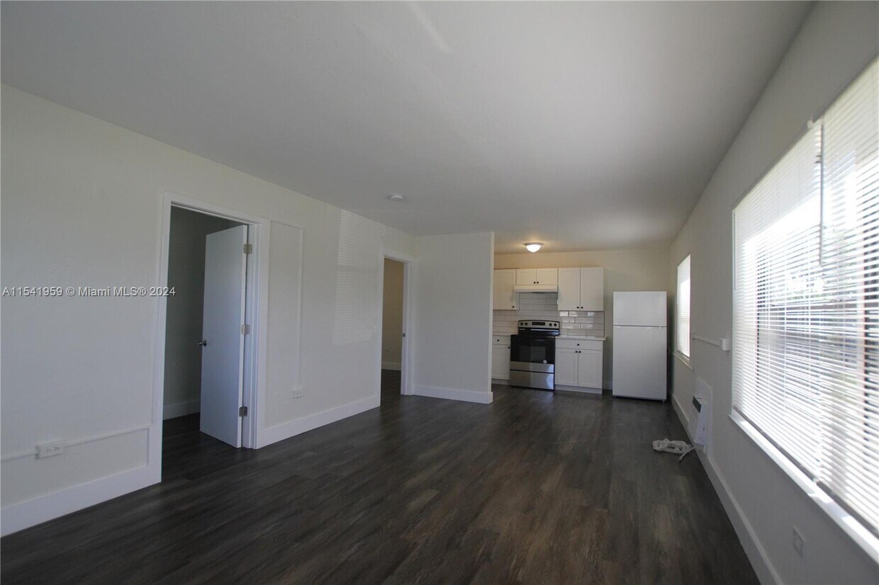 Primary Photo - 1048 Avenue E