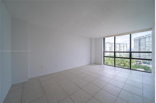 Building Photo - 1450 Brickell Bay Dr