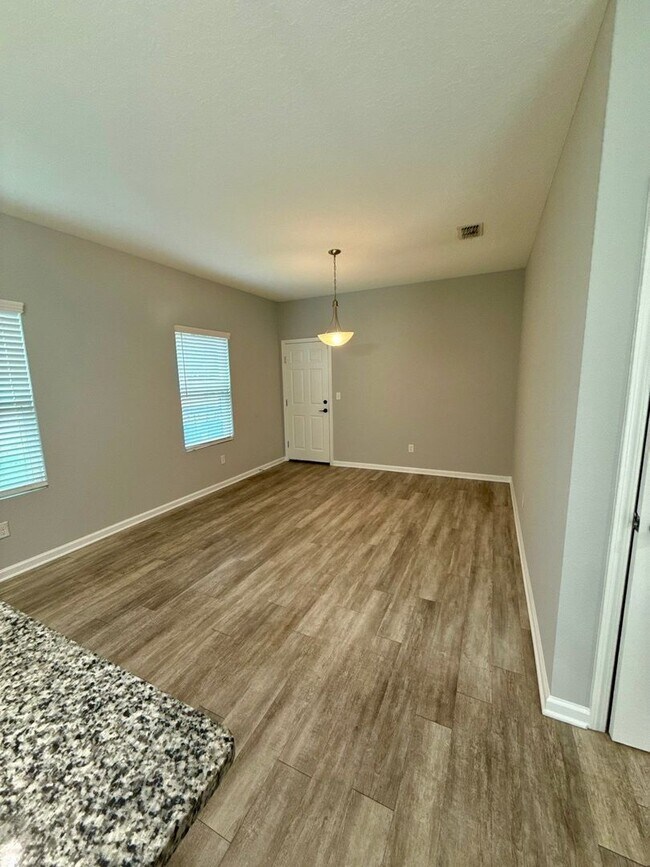 Foto del edificio - Great 3 bed 2.5 Bath House close to Intrac...