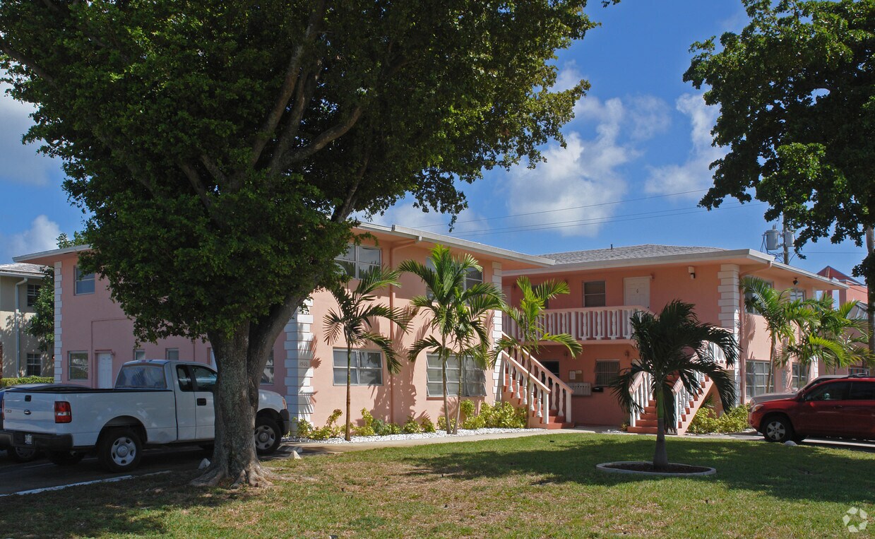 Building Photo - 1500 NE 50th Ct