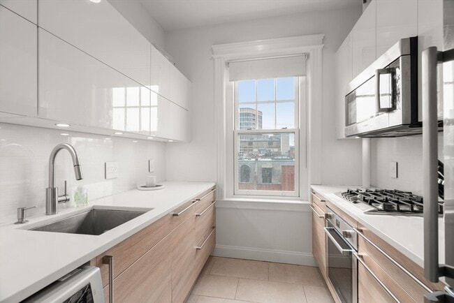 Building Photo - 252 Newbury St
