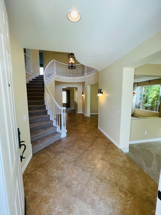 Building Photo - 1574 Glencrest Dr
