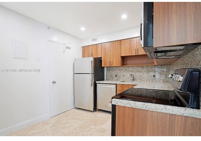 Building Photo - 5101 Collins Ave