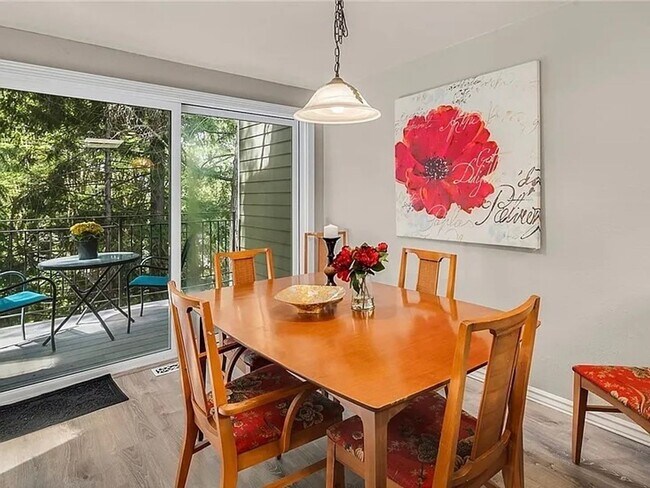 Foto del edificio - Bellevue Townhouse!!