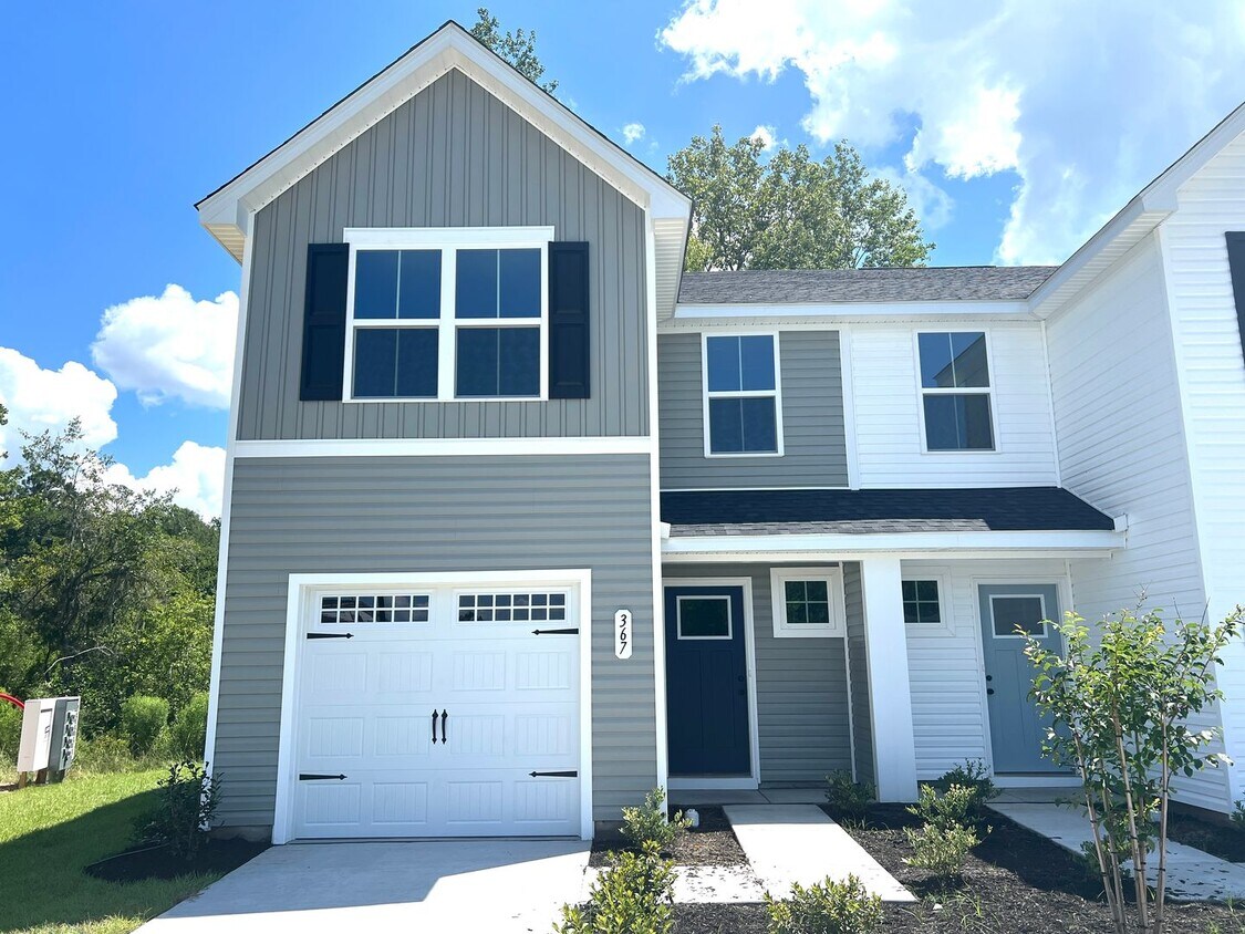 Foto principal - New Three-Bedroom, Two and one-half Bath T...