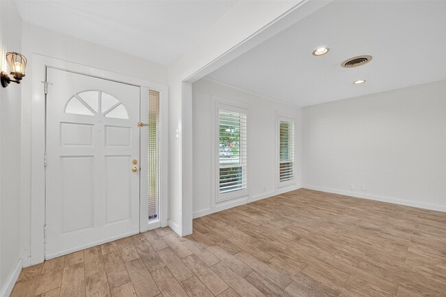 Foto del edificio - 9422 Meadowbriar Ln