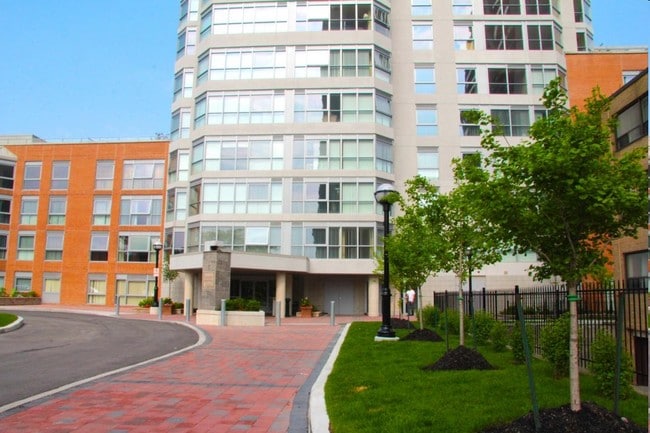 Building Photo - 1000 Mount Pleasant