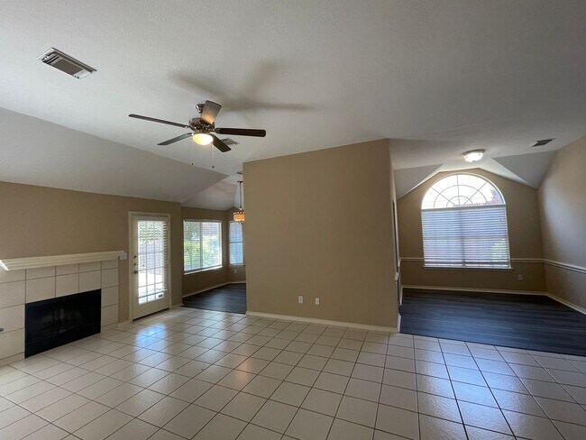 Building Photo - CHARMING  3 BEDROOM - CLOSE TO SCHOOLS AND...