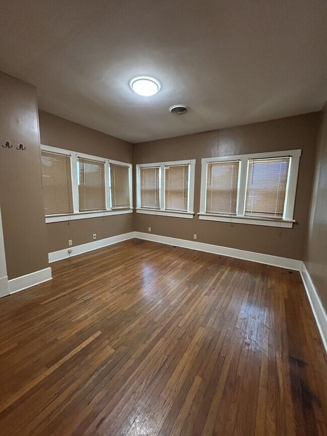 Foto del edificio - Large 3 bedroom 1 bath steps away from PSU Campus!!