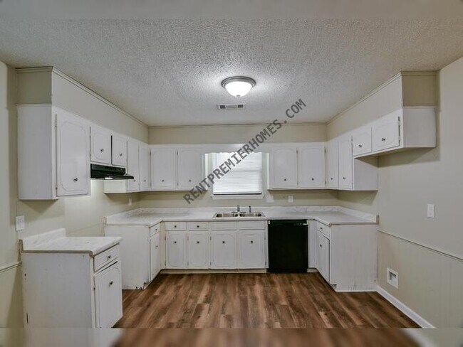 Foto del edificio - 705 Charlotte Cir